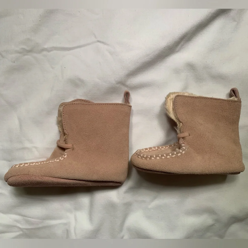 Old Navy baby booties size 4 12-18 m - pink with faux fur interior